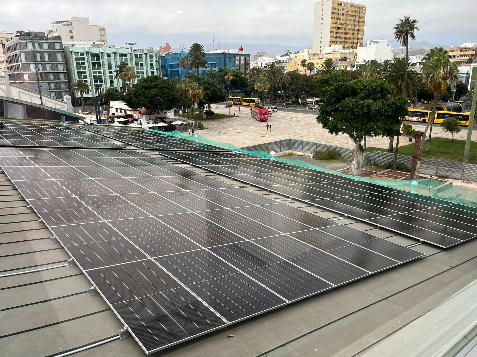 Paneles solares en la azotea del Museo Elder de la Ciencia y la Tecnología