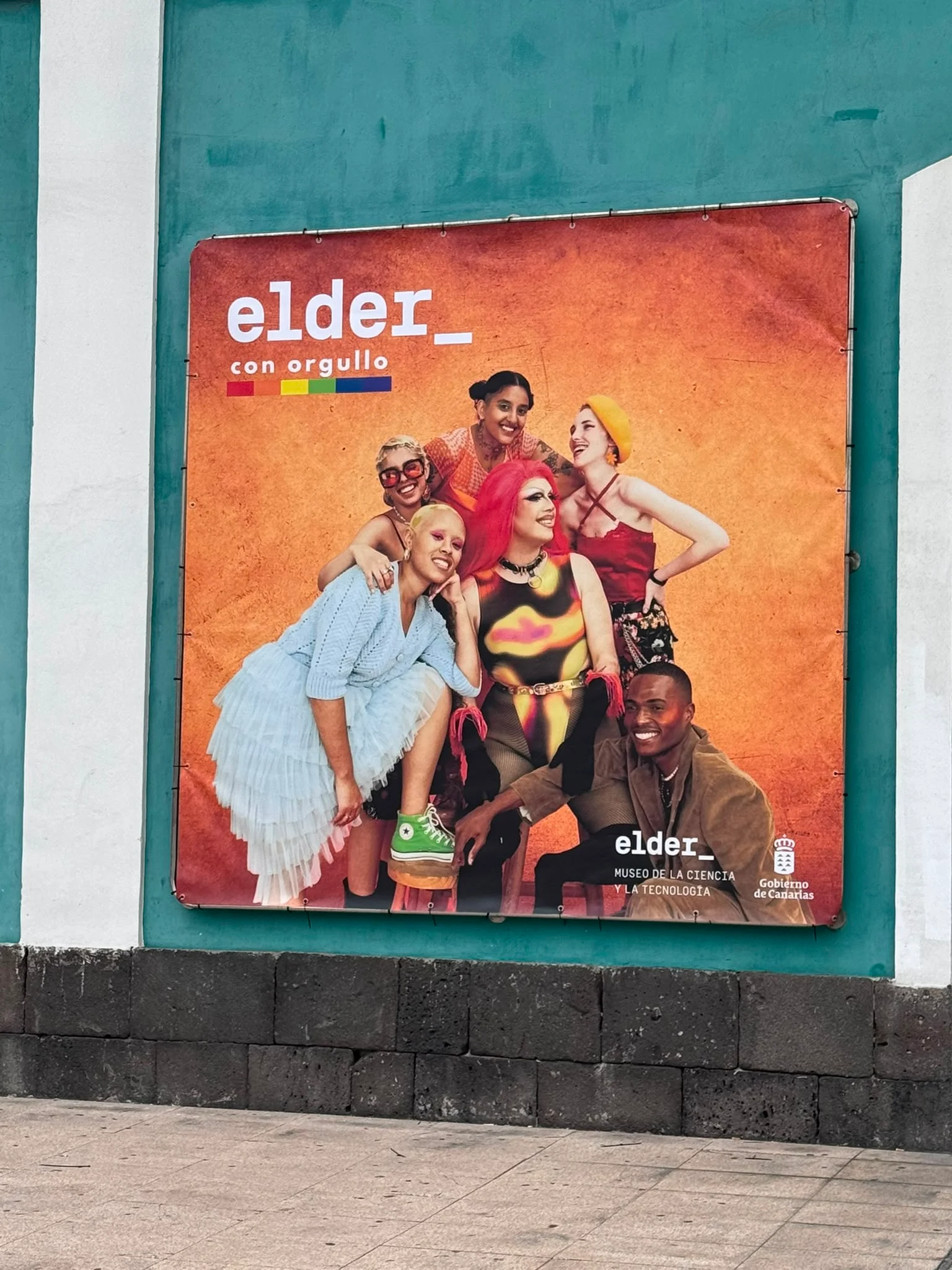 Lona "elder_ con orgullo" en la fachada del Museo Elder, campaña Pride